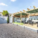 Stunning House Close To The Stadium + Hot Tub!
