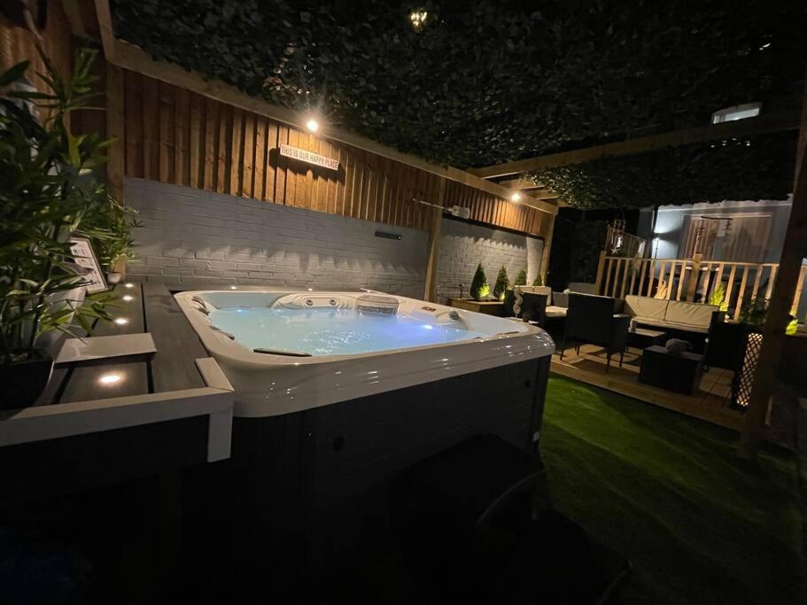 Stunning House Close To The Stadium + Hot Tub! Villa *