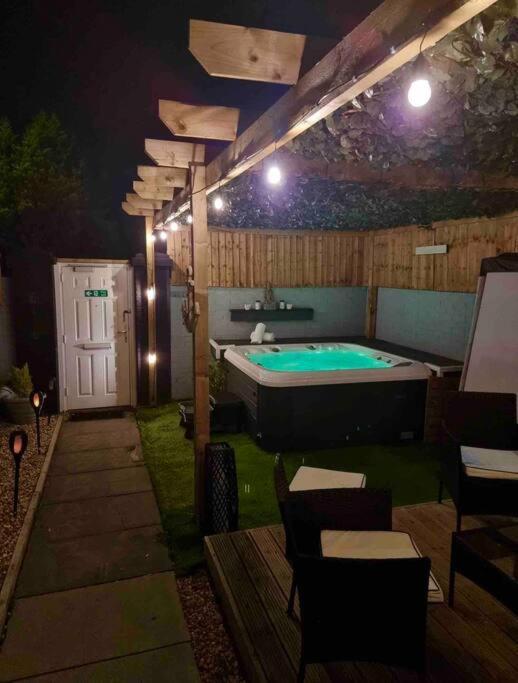 Stunning House Close To The Stadium + Hot Tub! Villa *