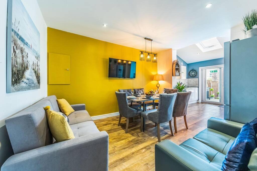 Villa Stunning House Close To The Stadium + Hot Tub! *