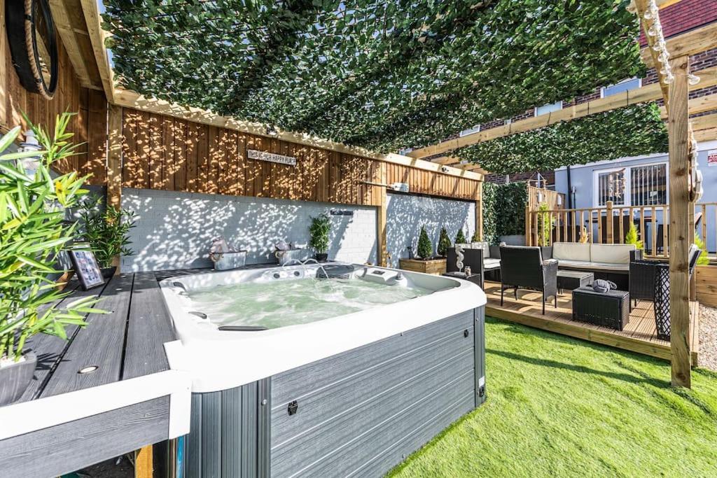 Stunning House Close To The Stadium + Hot Tub! Liverpool