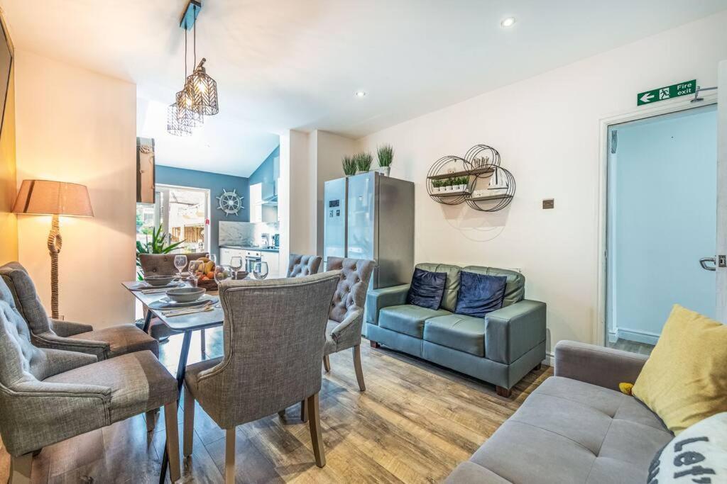 Stunning House Close To The Stadium + Hot Tub! Villa Liverpool