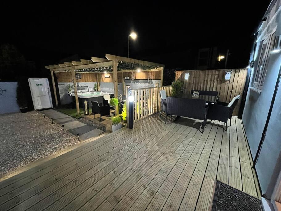 Villa Stunning House Close To The Stadium + Hot Tub!