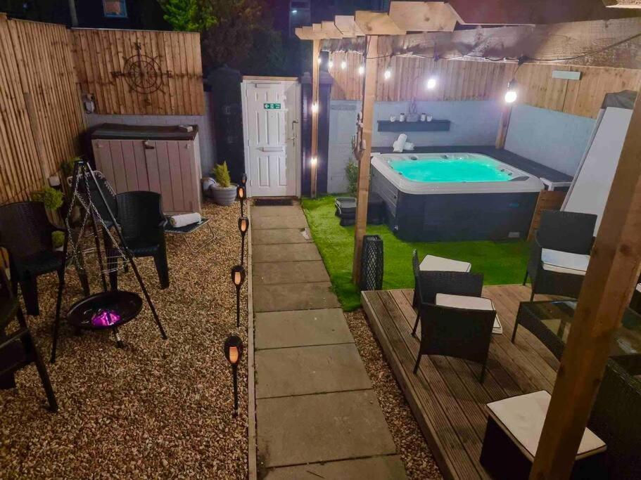 Stunning House Close To The Stadium + Hot Tub!