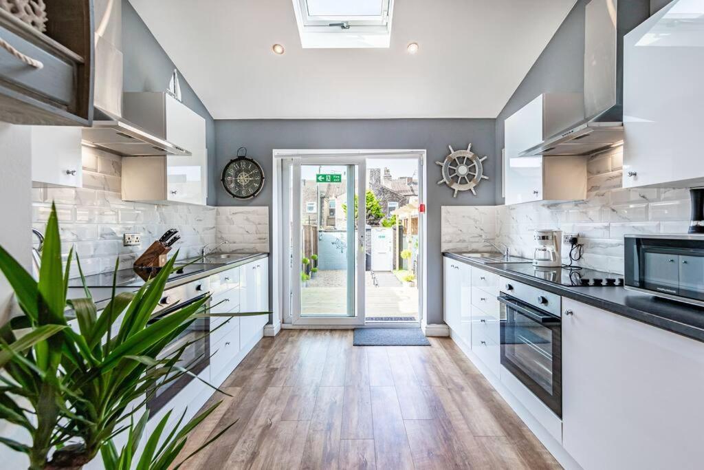 Stunning House Close To The Stadium + Hot Tub! * Liverpool